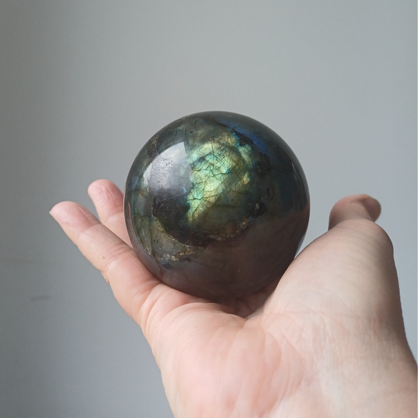 Flashy labradoriet bol in de kleuren goud, groen en blauw