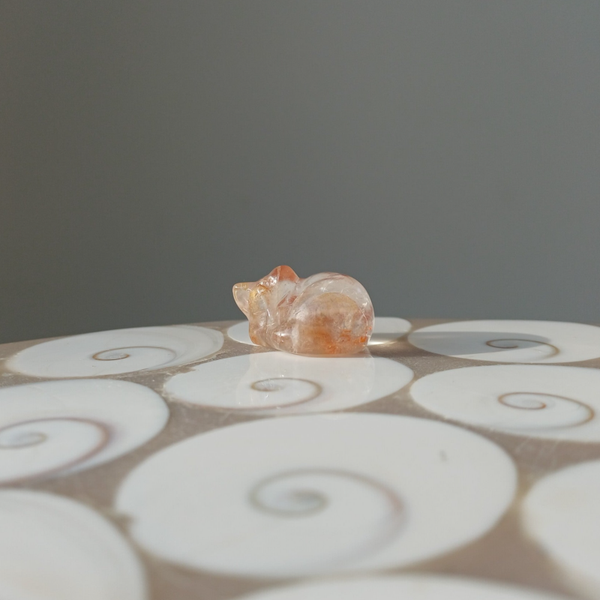 Hematoïdekwarts slapende kat carving