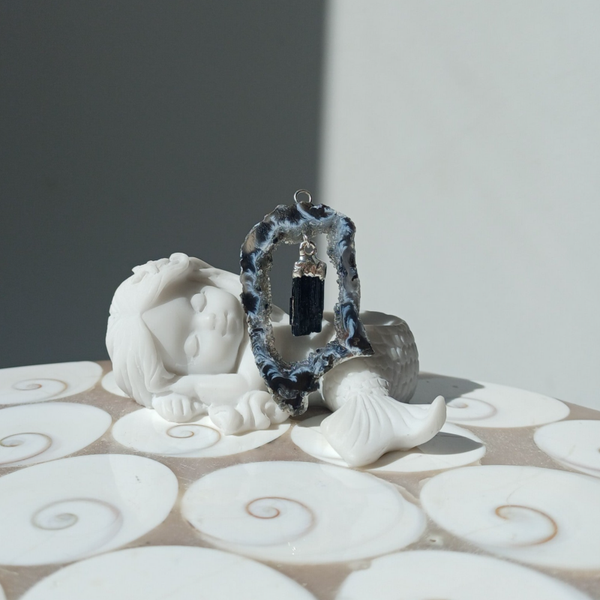 Agaat geode hanger met zwarte toermalijn (zilverkleurig)