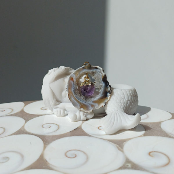 Agaat geode hanger met amethist (goudkleurig)