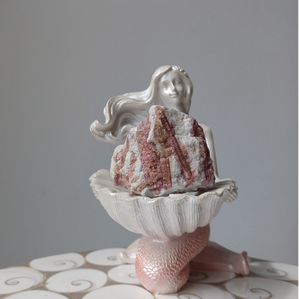 Ruwe roze toermalijn in albiet