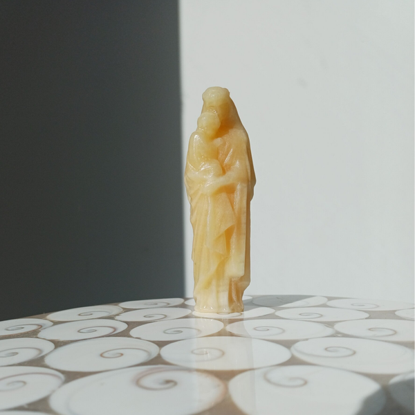 Oranje calciet carving (Maria)