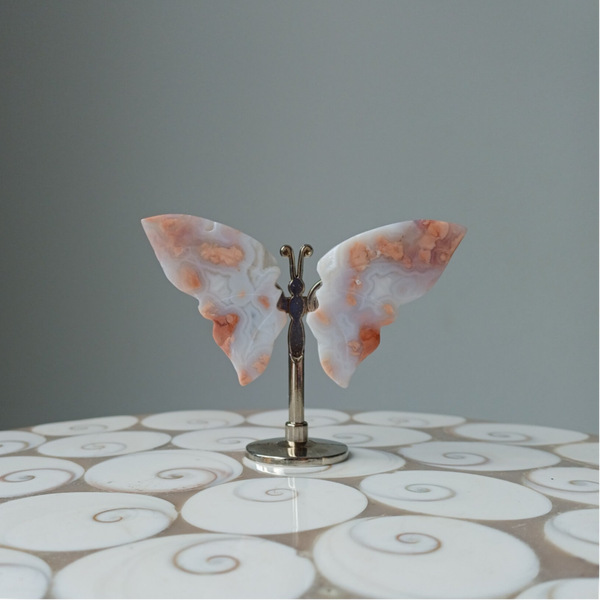 Cotton candy agaat vlinder op zilverkleurige standaard