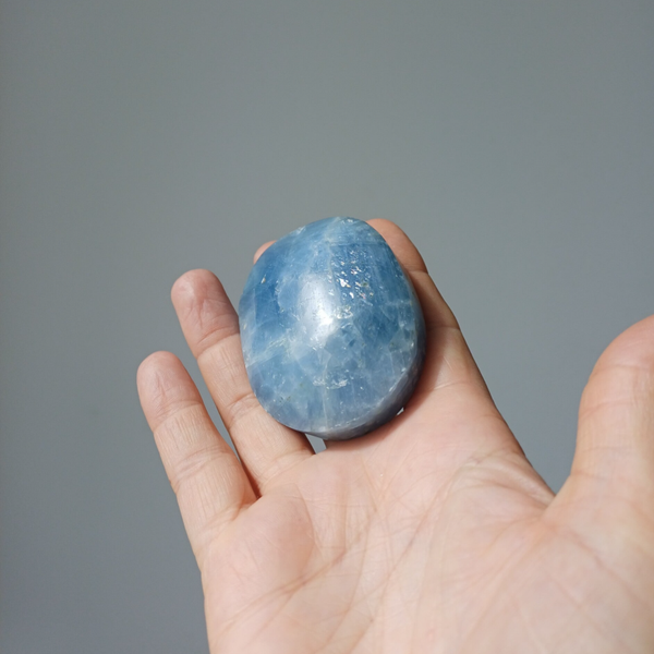 Blauwe calciet handsteen