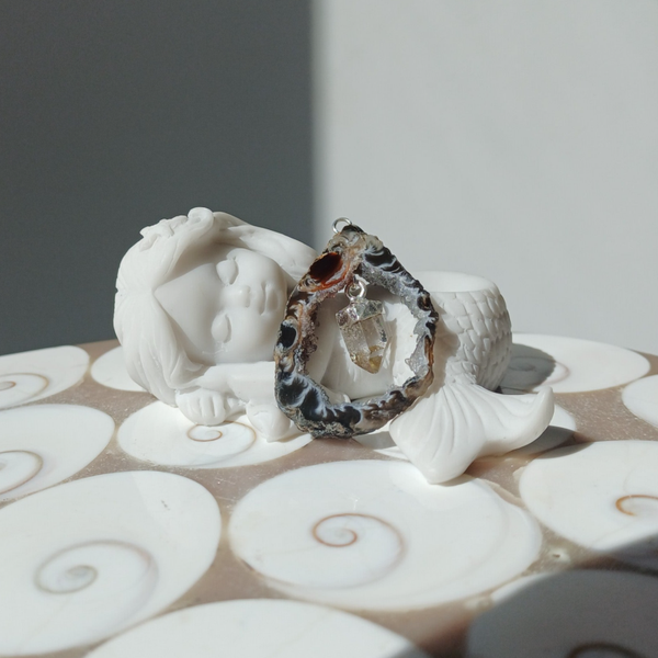 Agaat geode hanger met bergkristal (zilverkleurig)