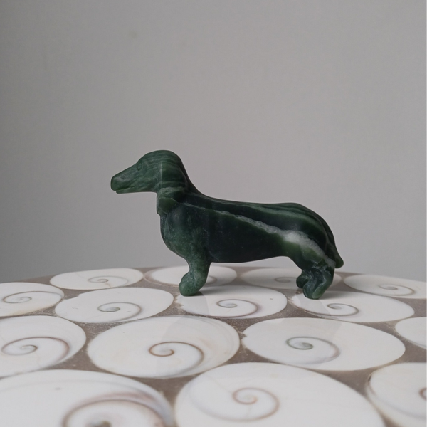 Groene jaspis carving (teckel)