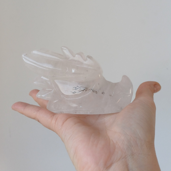 Bergkristal met dendriet carving (drakenschedel)