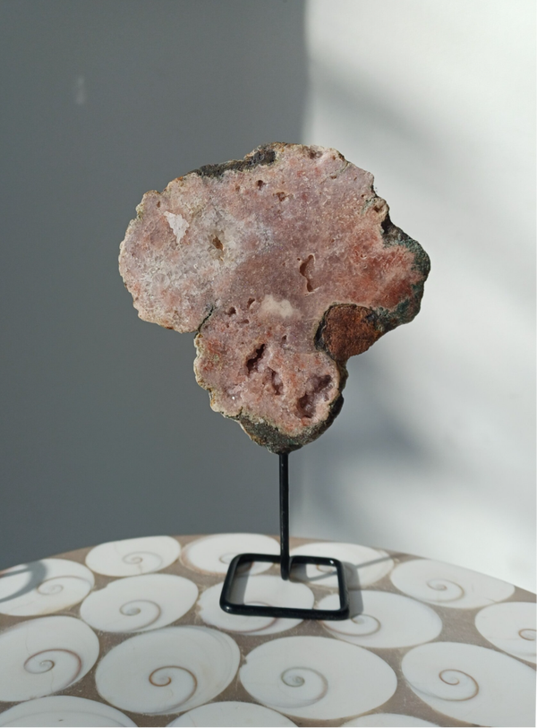 Roze amethist slab op zwarte pin