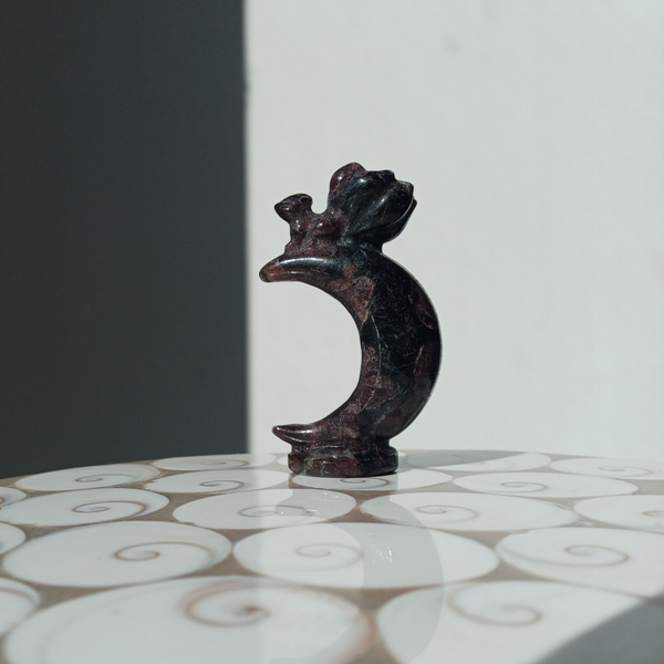 Granaat in arfvedsoniet carving (maan met 9-tail fox)