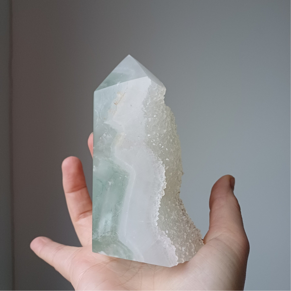 Fluoriet toren met druzy
