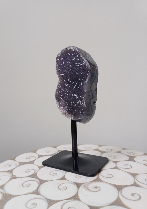 Agaat met amethist druzy op zwarte standaard