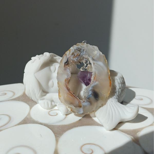 Agaat geode hanger met amethist (zilverkleurig)
