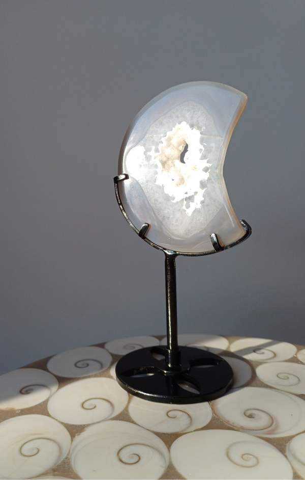 Agaat carving (druzy maan op standaard)