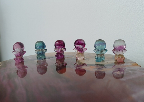 Fluoriet mini carving (zittend engeltje)