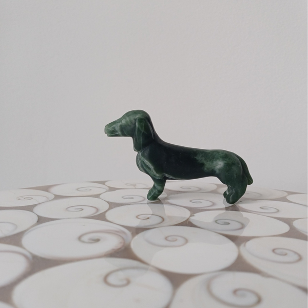 Groene jaspis carving (teckel)