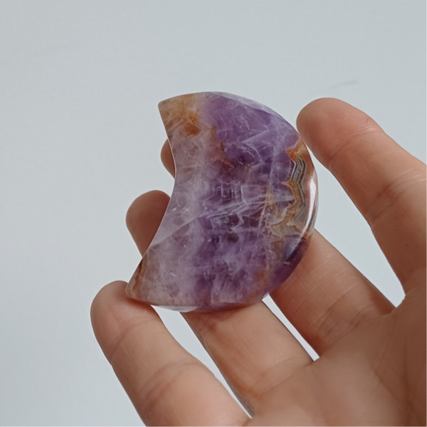 Crazy lace agaat met amethist  carving (maan)