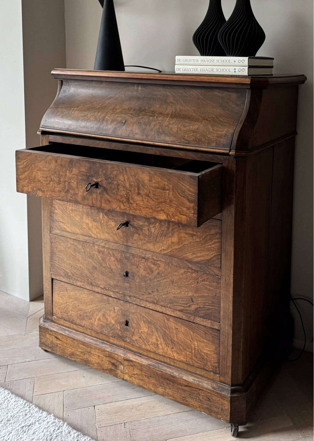 Antieke Ladenkast, wortelnoten