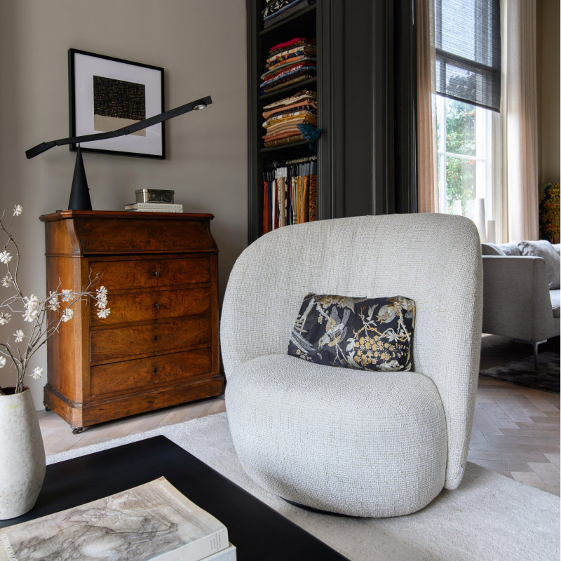 antieke kast, Wendelbo Ovato fauteuil in eclectisch interieur,