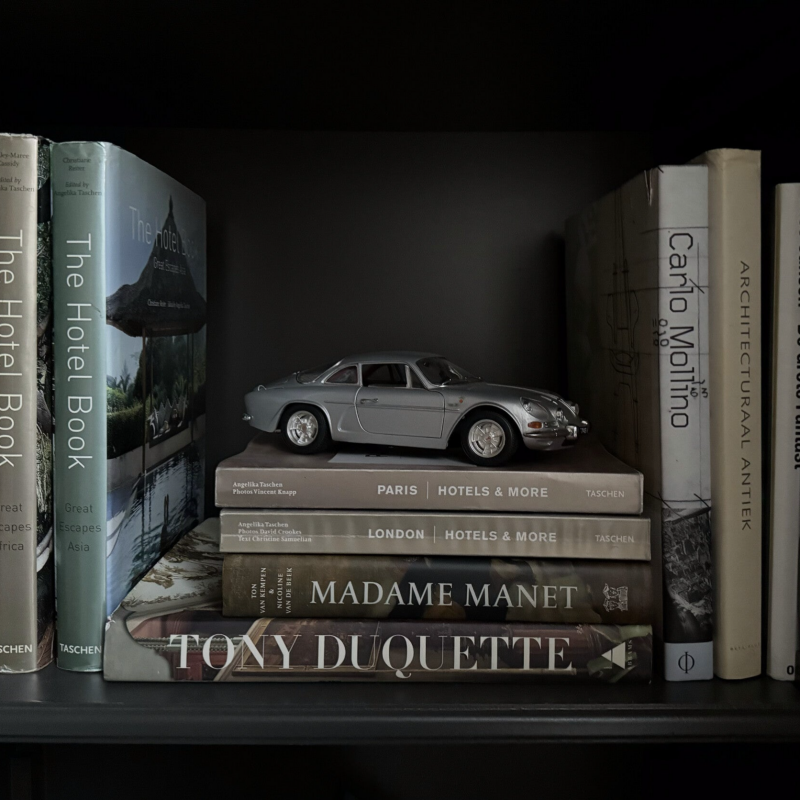 Detail van boekenkast met schaalmodel Alpine A110