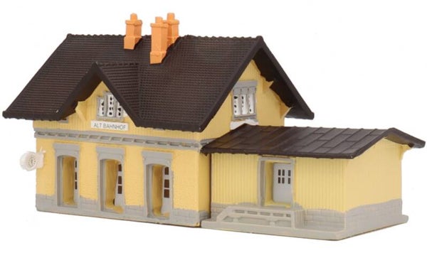 DeAgostini 011 N Bahnhof mit Güterschuppen