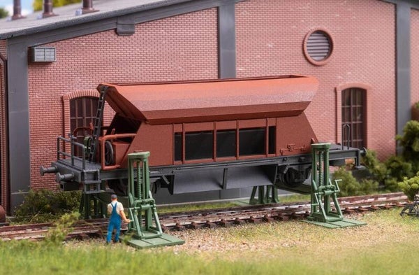 Faller 120323 2 Spindelhebeböcke mit aufgebocktem Wagen