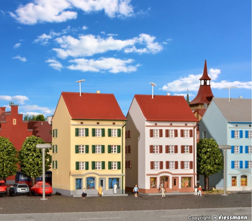 Kibri 36843 Z Mehrstöckiges Wohnhaus mit Ladengeschäft, 2 Stück