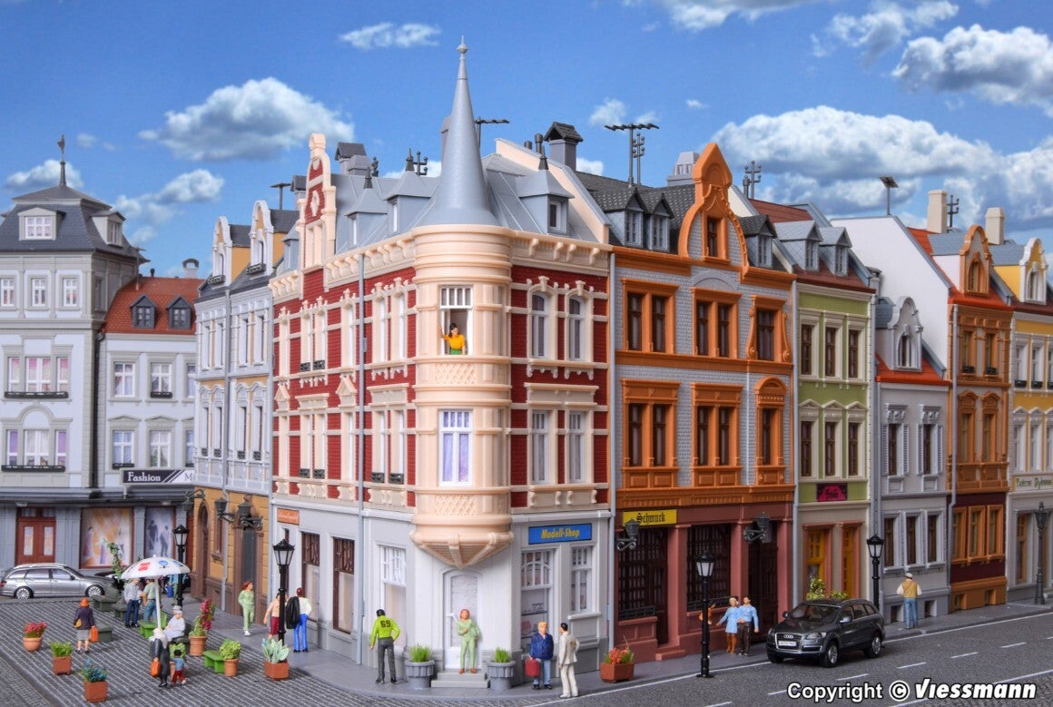 Kibri 38295 H0 Stadthaus mit Figur und Hausbeleuchtung