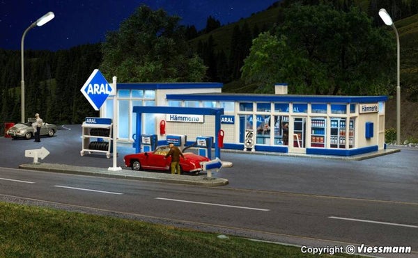 Kibri 38544 H0 Historische ARAL Tankstelle inkl. LED-Beleuchtung, Funktionsbausatz