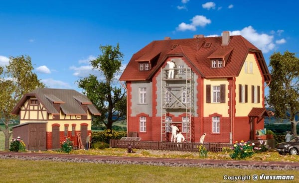 Kibri 39315 H0 Eisenbahner-Wohnhaus mit Baugerüst und Nebengebäude