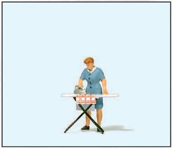 Preiser 28154 Beim Bügeln