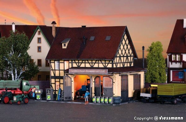 Vollmer 43682 H0 Landmaschinen-Reparaturwerkstatt mit LED-Beleuchtung