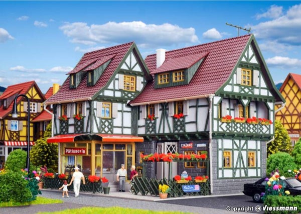 Vollmer 43683 H0 Konditorei mit Eissalon, Inneneinrichtung und LED-Beleuchtung