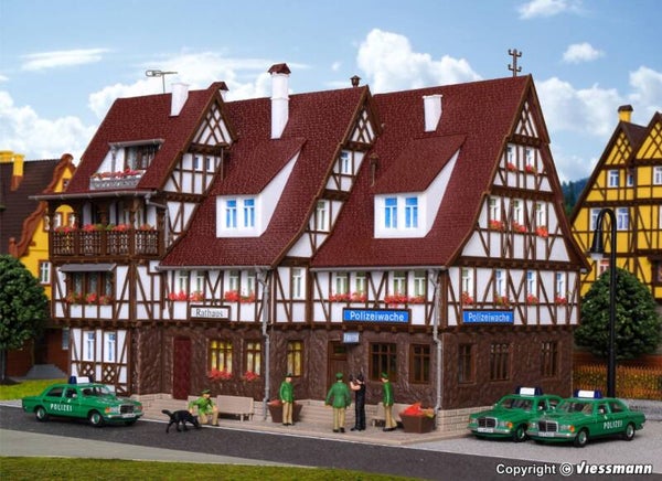 Vollmer 43693 H0 Rathaus, Polizeiwache und Gefängnis mit Inneneinrichtung und LED-Beleuchtung