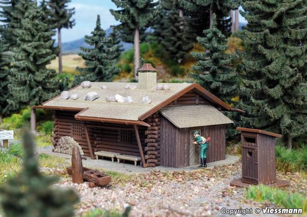 Vollmer 43708 H0 Jagdhütte mit Brunnen und Häuschen mit Herz