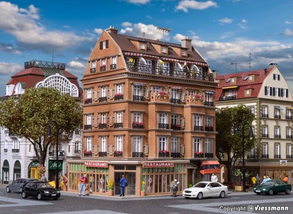 Vollmer 43781 H0 Restaurant mit Inneneinrichtung und LED-Beleuchtung