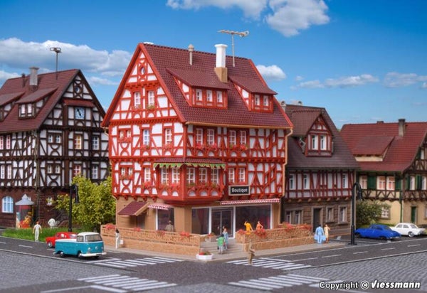 Vollmer 47693 N Boutique mit Inneneinrichtung und LED-Beleuchtung