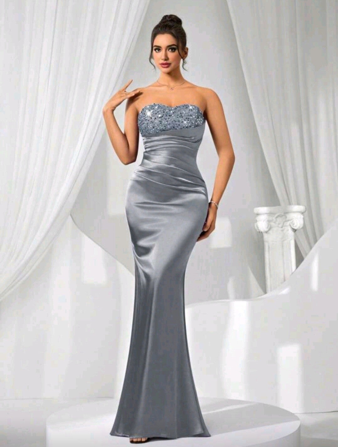 Renta de vestido color plata, strapless, talla CH