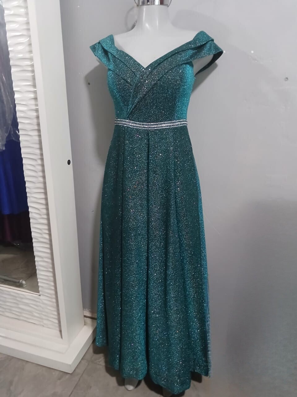 RENTA DE VESTIDO VERDE ESCARCHADO TALLA M