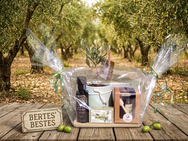 Bertes-Bestes Exklusives Geschenkset „Kleines Stück Griechenland“ – Mini-Olivenbäumchen, griechisches Olivenöl, Olivenölseife & Pinienhonig