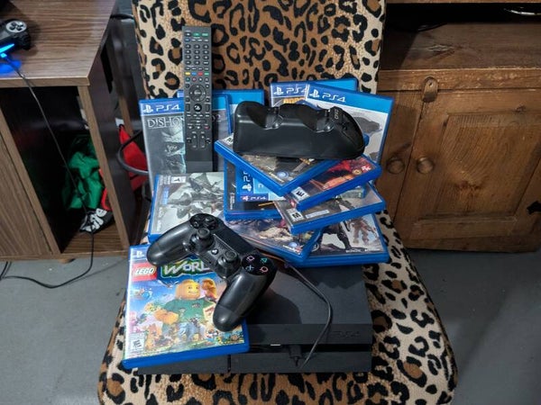 PLAYSTATION 4 + MANETTE + FILS + CHARGEUR + 13 JEUX