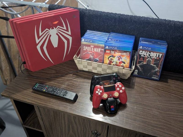 PLAYSTATION 4 Pro 1TB ÉDITION SPÉCIALE SPIDERMAN + 25 JEUX