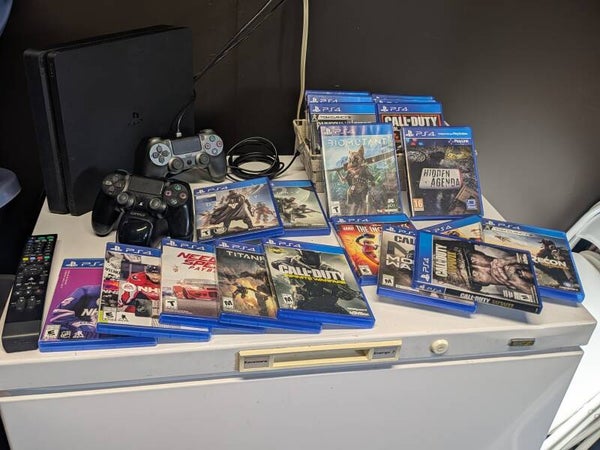 PLAYSTATION 4 SLIM 1TB + 2 MANETTES + CHARGEUR DOUBLE + FILS REQUIS + 20 JEUX