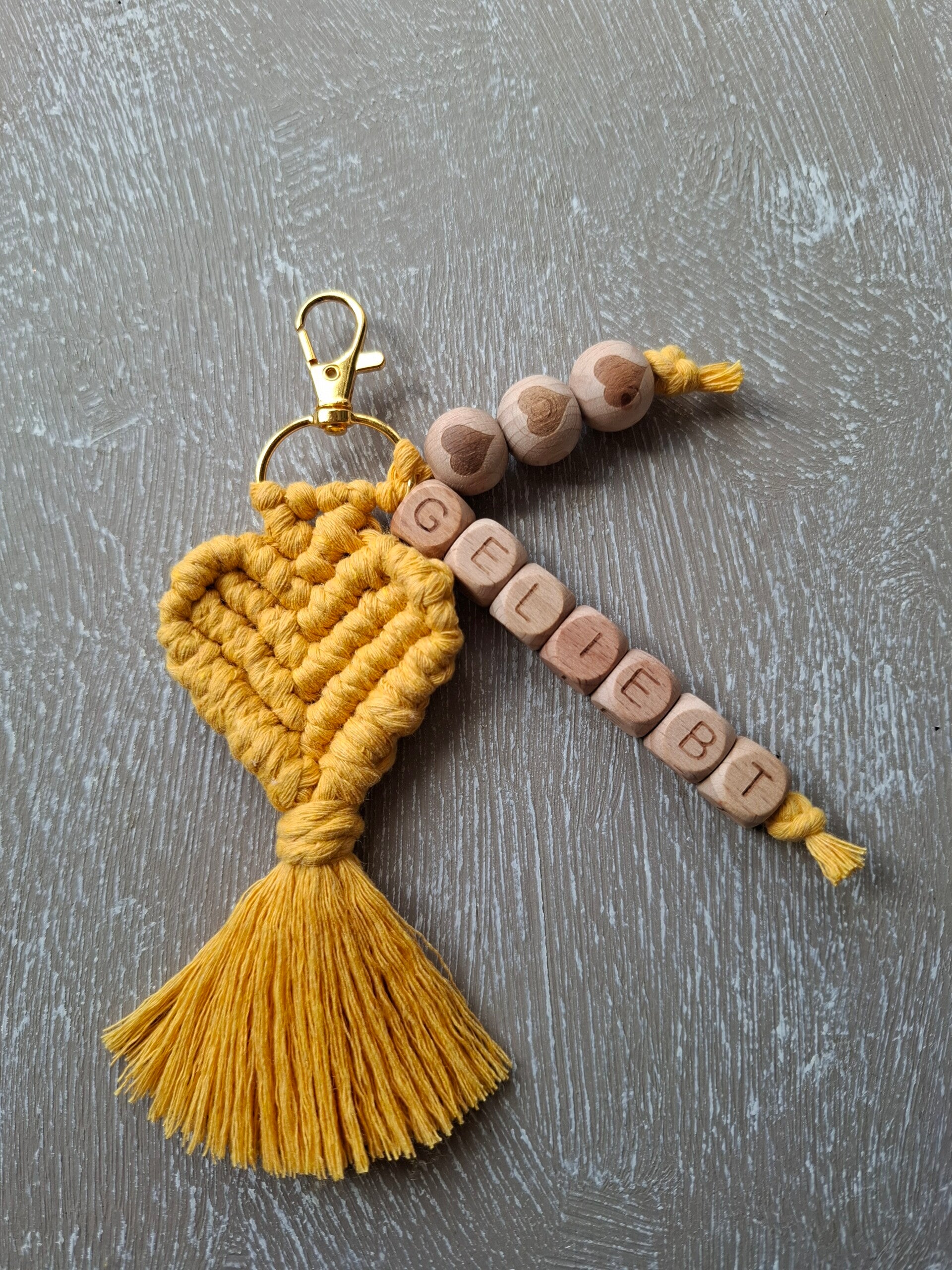 handgefertigtes Makrameeherz "GELIEBT"