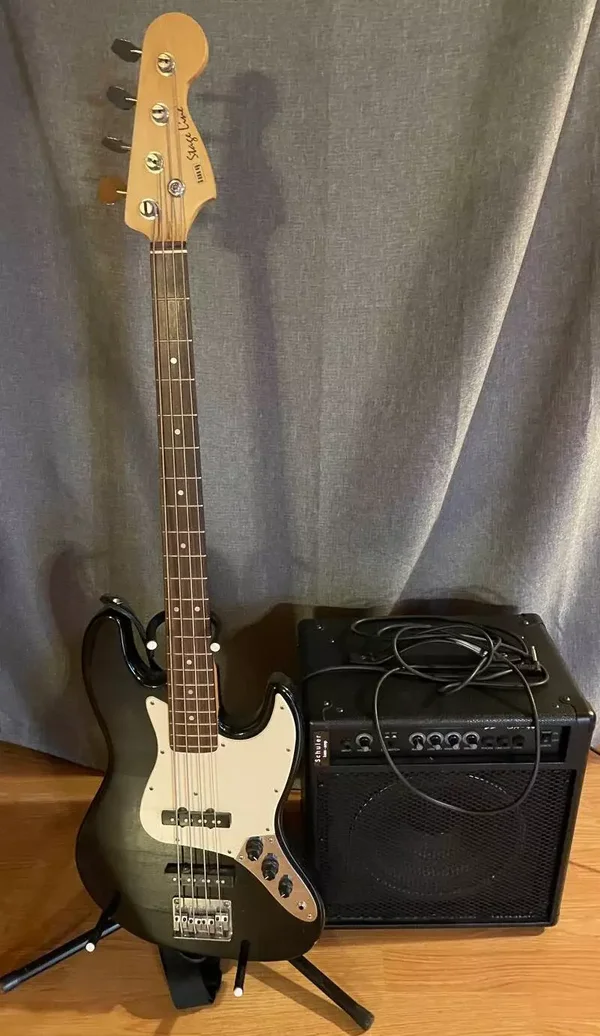 Guitare Basse avec trépied, Ampli & Câblage