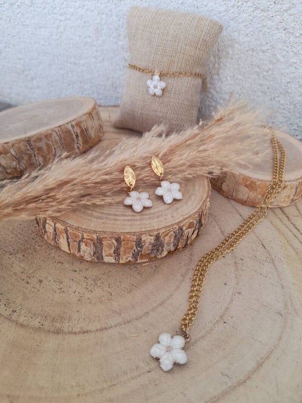 Collier fleur blanche