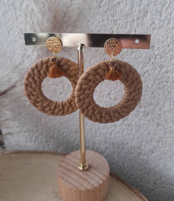 Boucles pompons camel