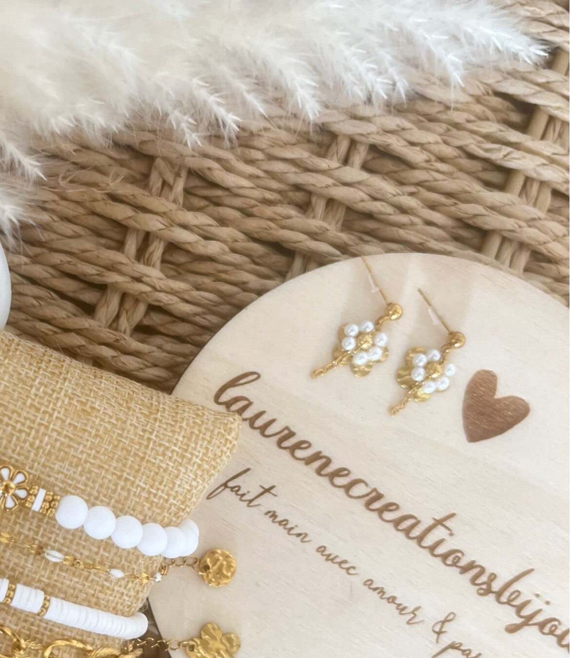 Boucles fleurs blanches