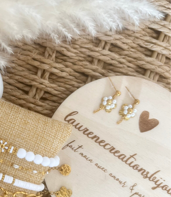 Boucles fleurs blanches