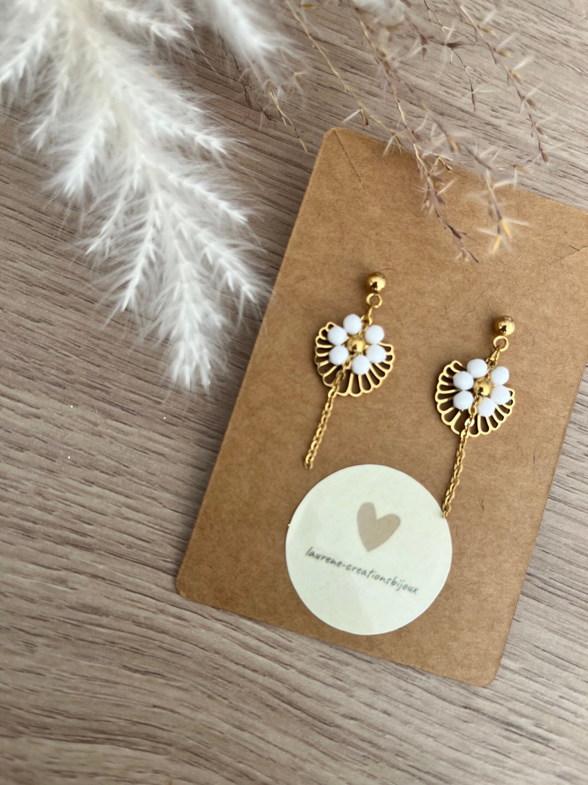 Boucles fleurs blanches