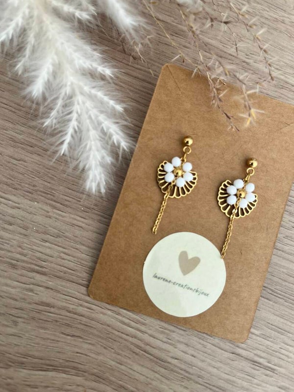 Boucles fleurs blanches